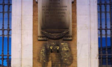 Queman la corona y la placa a los Héroes del Dos de Mayo en Sol