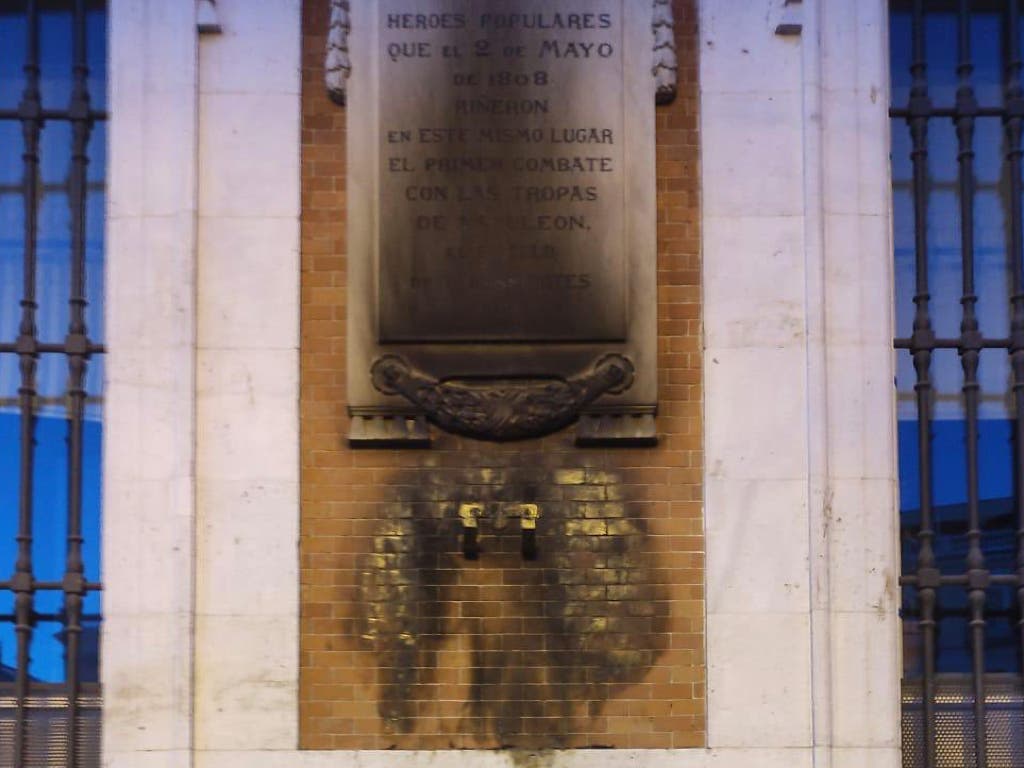 Queman la corona y la placa a los Héroes del Dos de Mayo en Sol