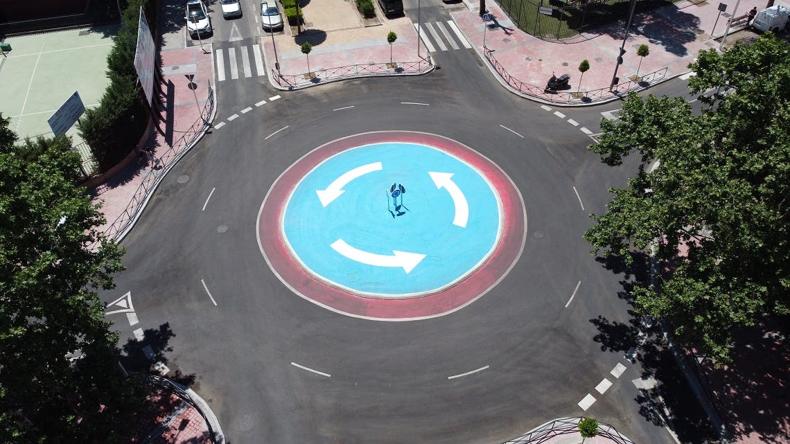 Torrejón de Ardoz construye una nueva rotonda en la intersección de las calles La Plata y Cañada