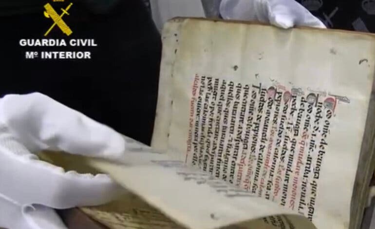 La Guardia Civil recupera el Fuero de Brihuega, un códex del siglo XIII desaparecido durante la Guerra Civil
