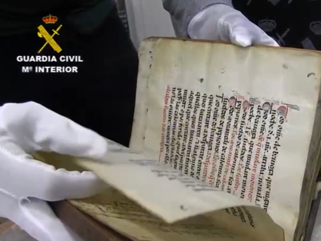 La Guardia Civil recupera el Fuero de Brihuega, un códex del siglo XIII desaparecido durante la Guerra Civil