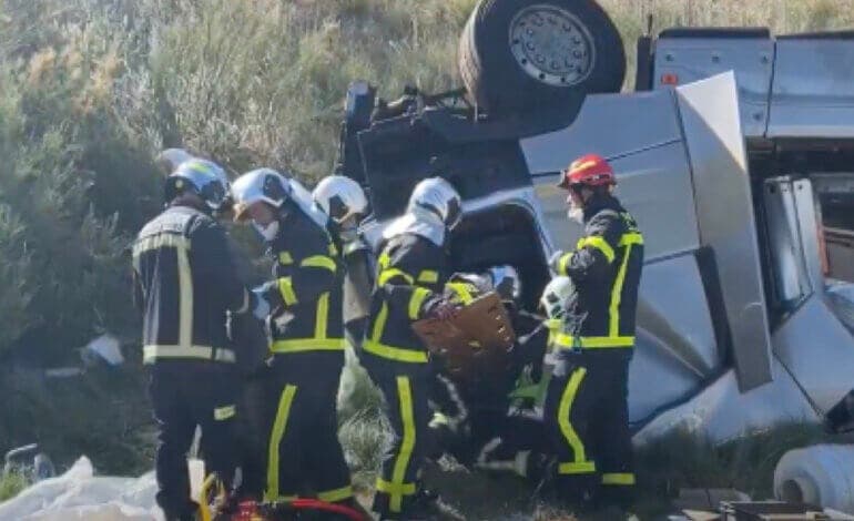 Mueren dos conductores al chocar un turismo y un camión en Aranjuez 