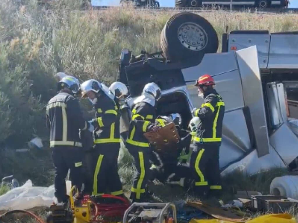 Mueren dos conductores al chocar un turismo y un camión en Aranjuez 