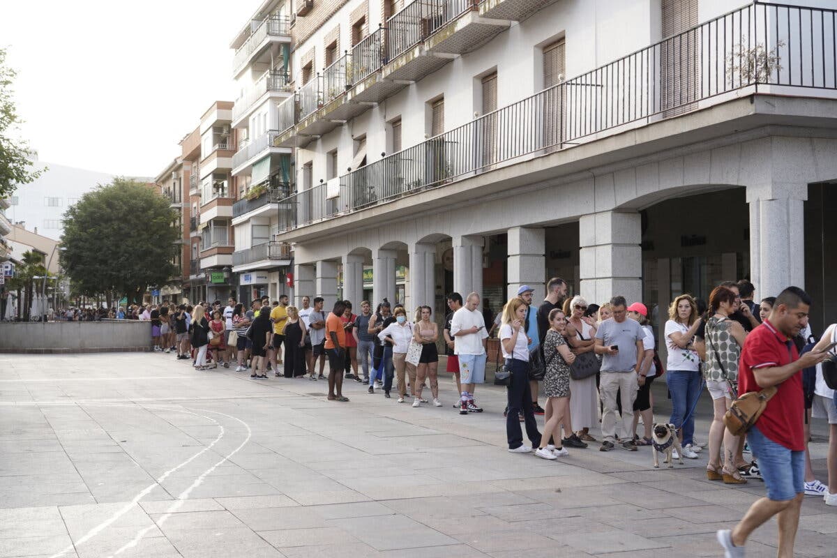 Largas colas en Torrejón de Ardoz para recoger las invitaciones para Malú y Bizarrap