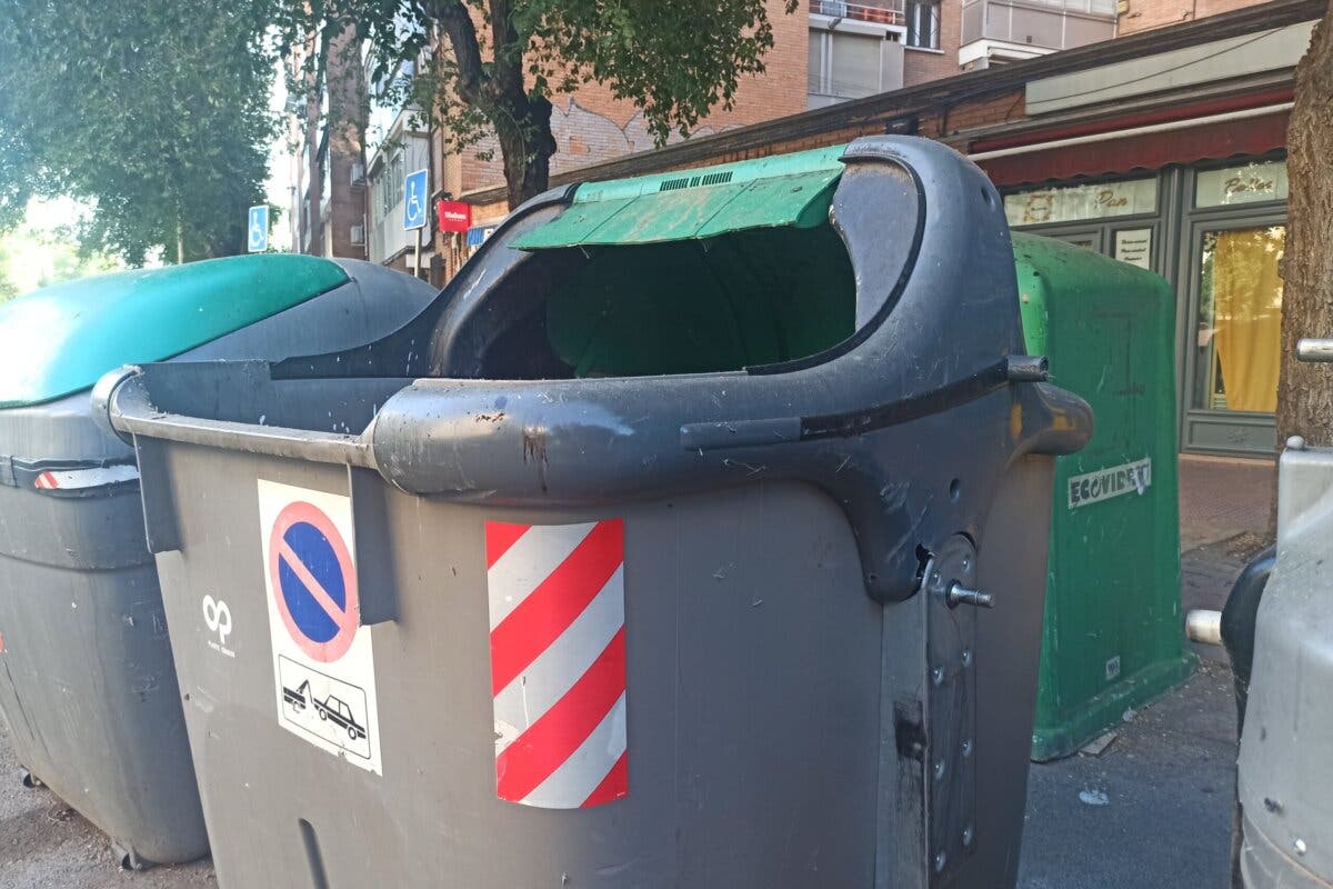 Malos olores y contenedores con tapas rotas en Alcalá de Henares: exigen más limpieza 