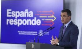 Sánchez anuncia rebajas en transporte, subida de las pensiones no contributivas y un impuesto a las eléctricas