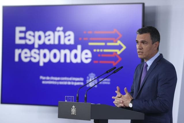 Sánchez anuncia rebajas en transporte, subida de las pensiones no contributivas y un impuesto a las eléctricas