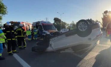 Chocan dos vehículos en la A-4 y uno de ellos queda volcado