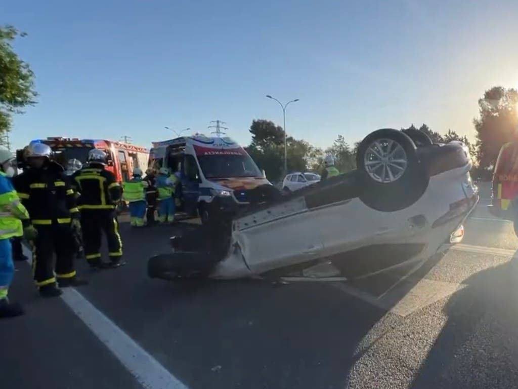 Chocan dos vehículos en la A-4 y uno de ellos queda volcado