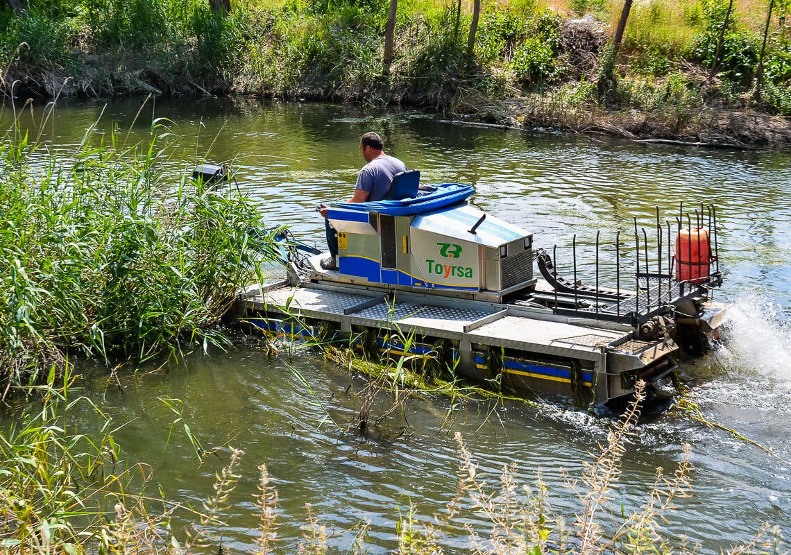 El barco anfibio que recorre el río Henares a su paso por Torrejón de Ardoz