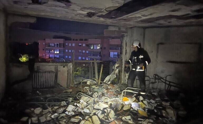 Un aparatoso incendio calcina un piso en Torrejón de Ardoz y deja 11 intoxicados