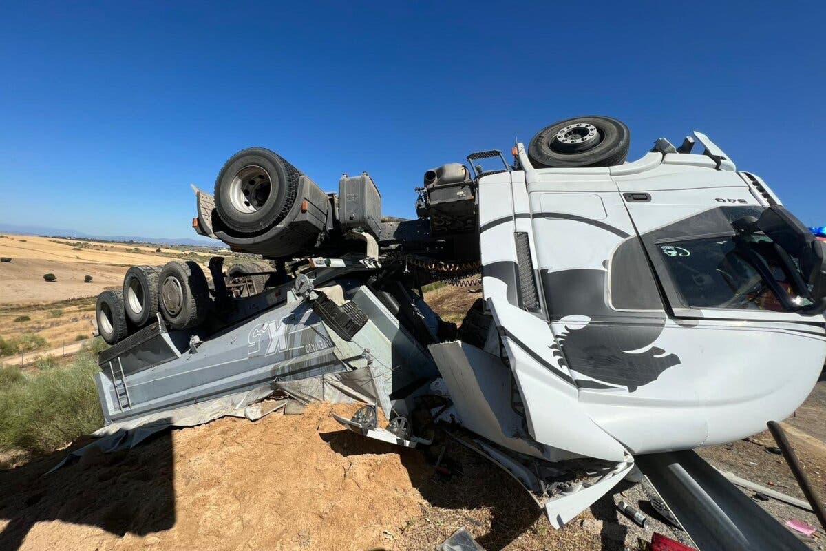 Aparatoso vuelco de un camión en la M-50