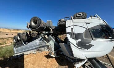Aparatoso vuelco de un camión en la M-50