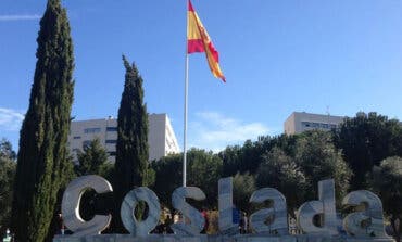 El Ayuntamiento de Coslada rechaza reemplazar la bandera de España de la entrada pese a su «estado lamentable», según denuncia Vox