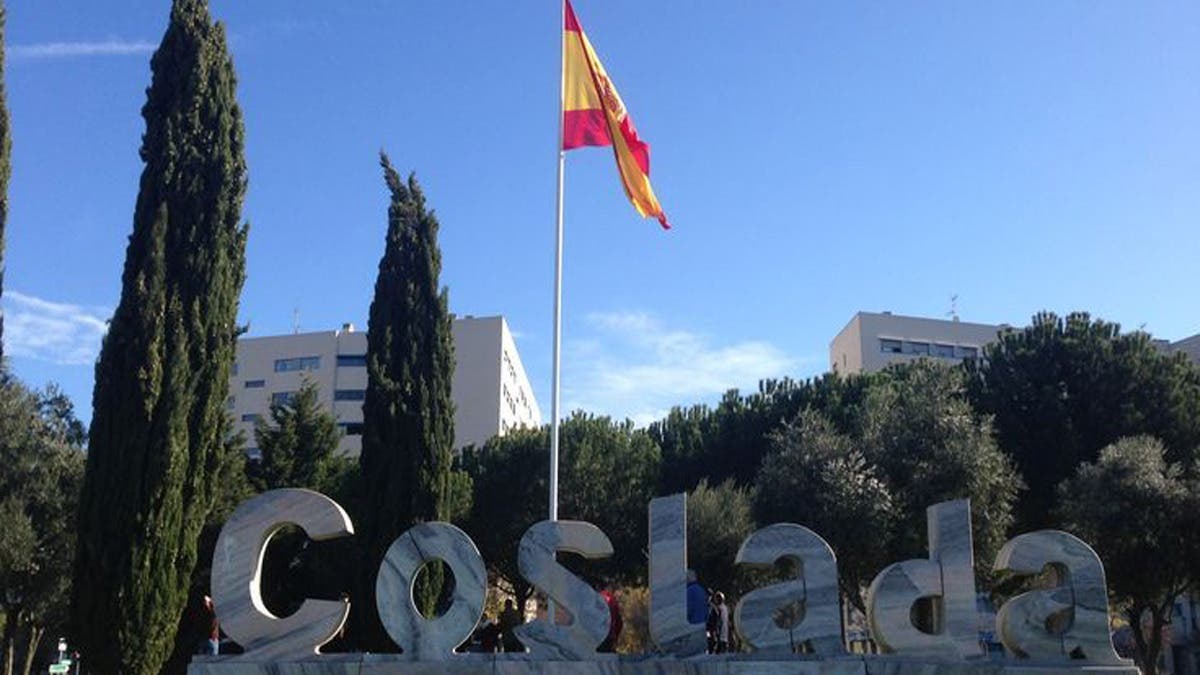 El Ayuntamiento de Coslada rechaza reemplazar la bandera de España de la entrada pese a su «estado lamentable», según denuncia Vox