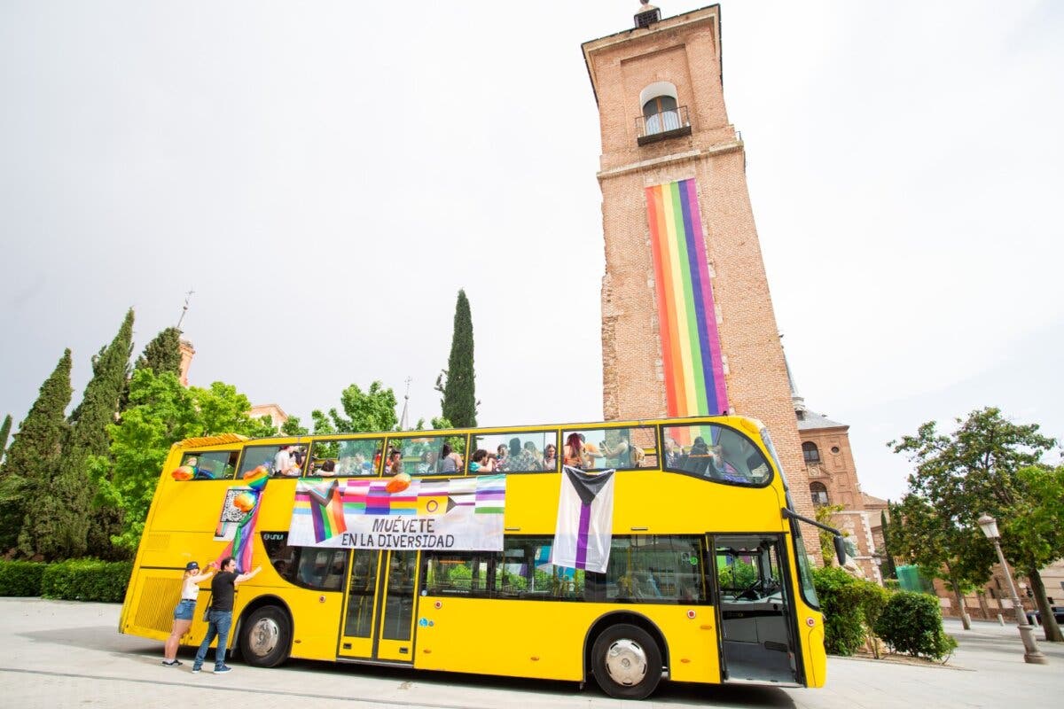 Los colores LGTBI ya lucen en Alcalá de Henares