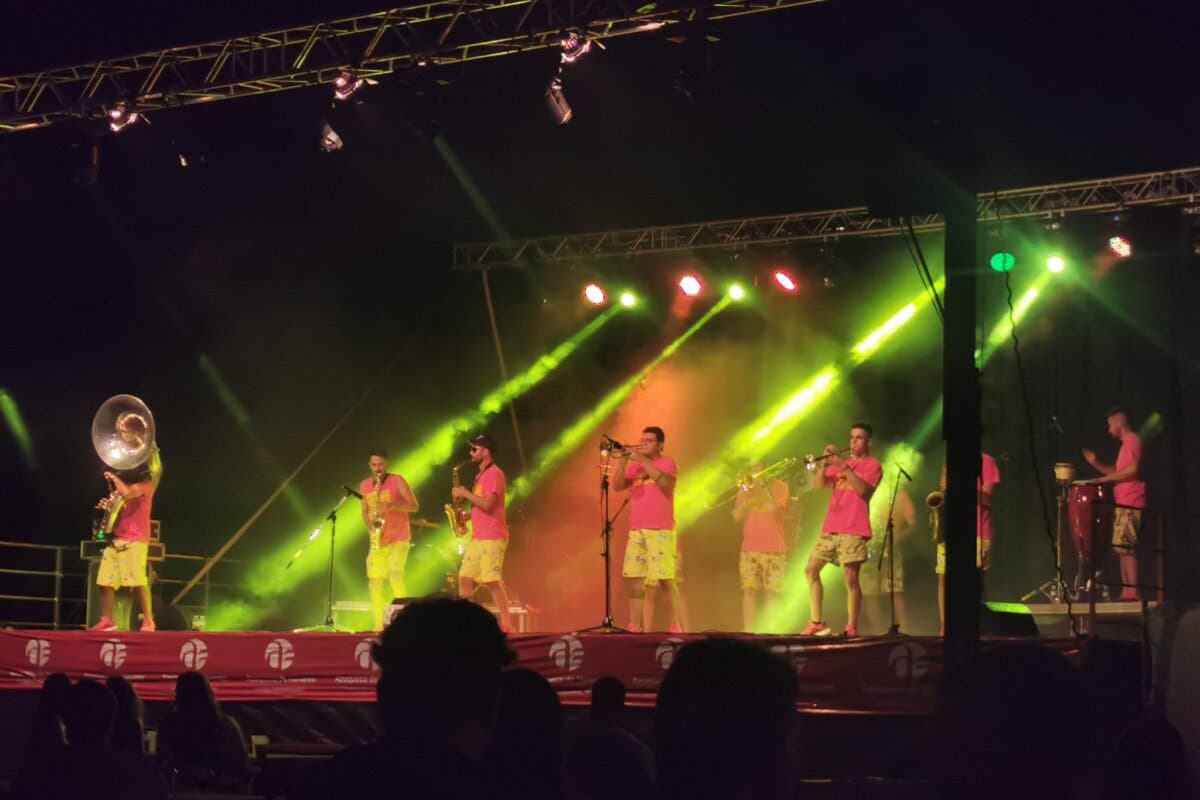 Bañarse por la noche en la piscina de Azuqueca con música en directo es posible 