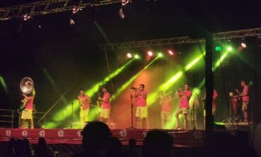 Bañarse por la noche en la piscina de Azuqueca con música en directo es posible 