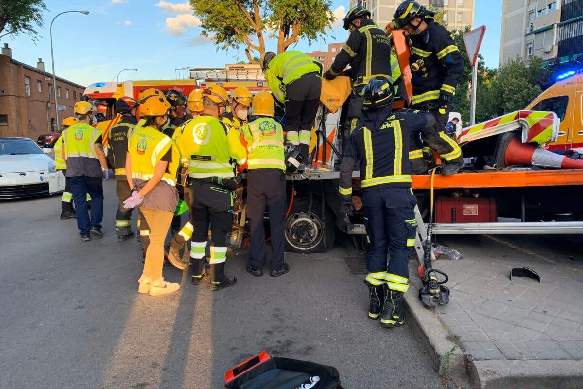 Laborioso rescate del conductor de una grúa atrapado tras chocar contra un tráiler en Villaverde  