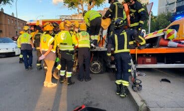 Laborioso rescate del conductor de una grúa atrapado tras chocar contra un tráiler en Villaverde  