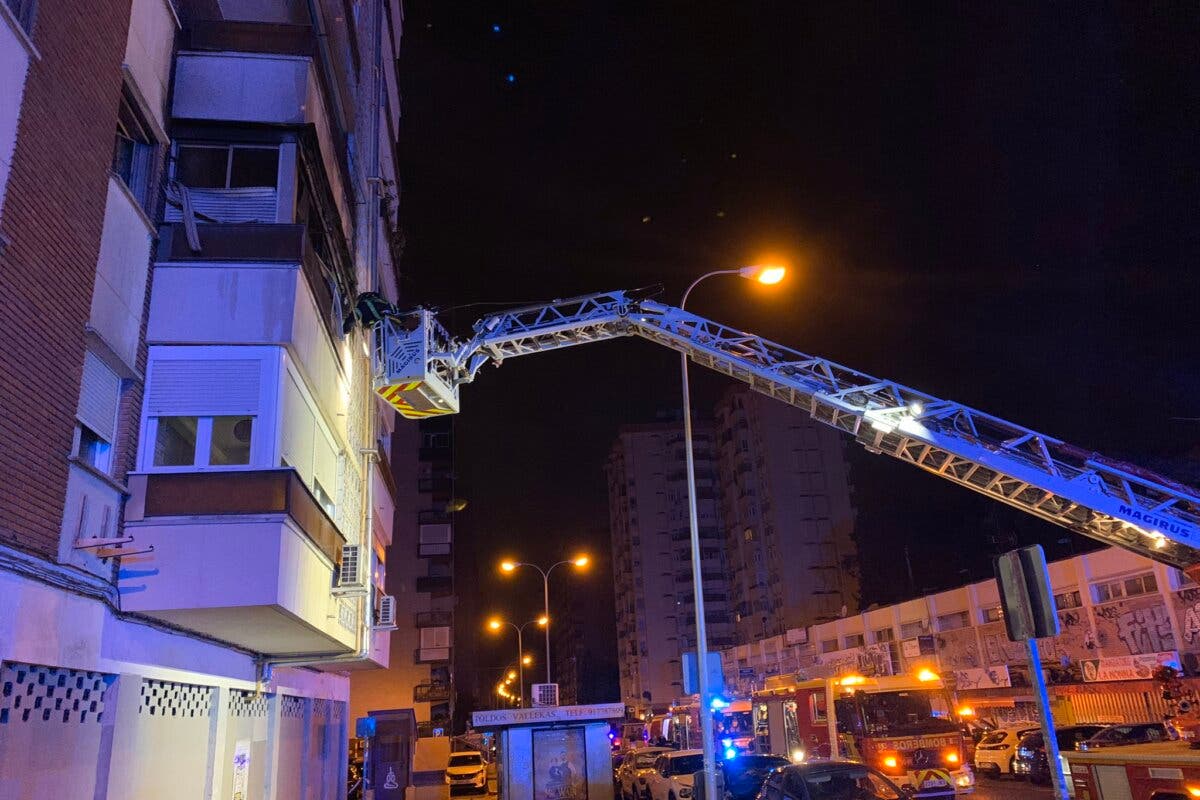 Cuatro intoxicados por inhalación de humo en el incendio de una vivienda en Madrid 