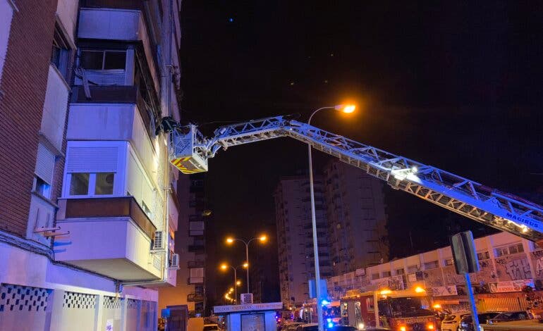 Cuatro intoxicados por inhalación de humo en el incendio de una vivienda en Madrid 