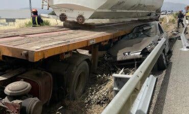 Tres heridos graves en un accidente entre dos coches y un camión en la A-1