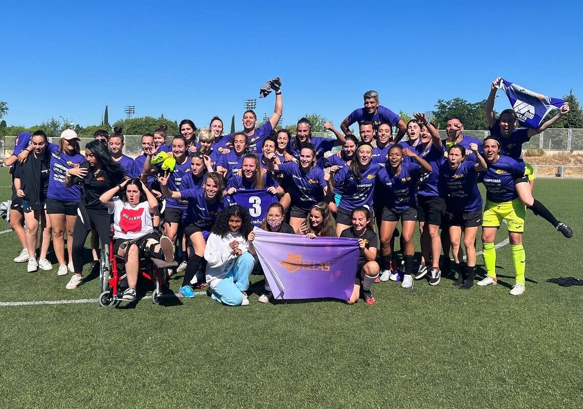 El primer equipo del Futbolellas CFF de Torrejón se proclama campeón de liga y asciende a Tercera RFEF