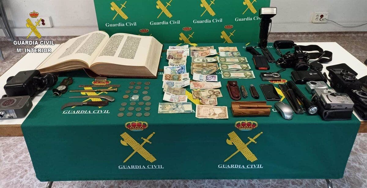 Dos detenidos por robar objetos de coleccionista en una vivienda en Cabanillas del Campo