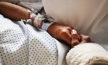 Una vecina de Alcalá de Henares lanza un crowdfunding para ayudar a su padre que necesita cuidados paliativos
