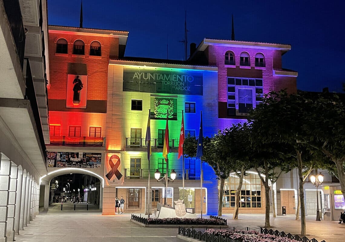 Torrejón de Ardoz se ilumina con los colores LGTBI 