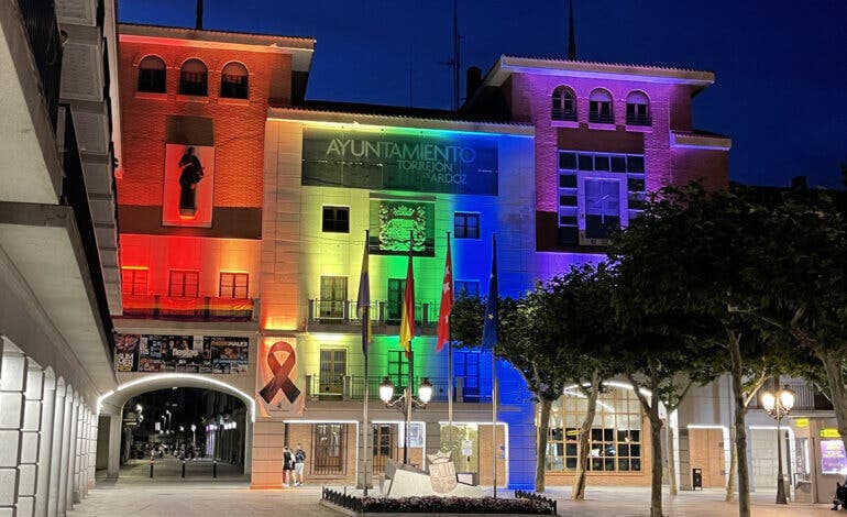 Torrejón de Ardoz se ilumina con los colores LGTBI 