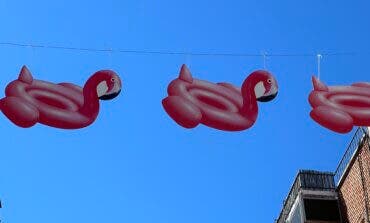 Flotadores flamencos decoran la calle Enmedio de Torrejón de Ardoz este verano