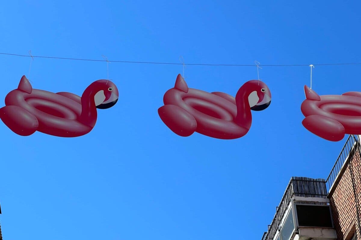 Flotadores flamencos decoran la calle Enmedio de Torrejón de Ardoz este verano