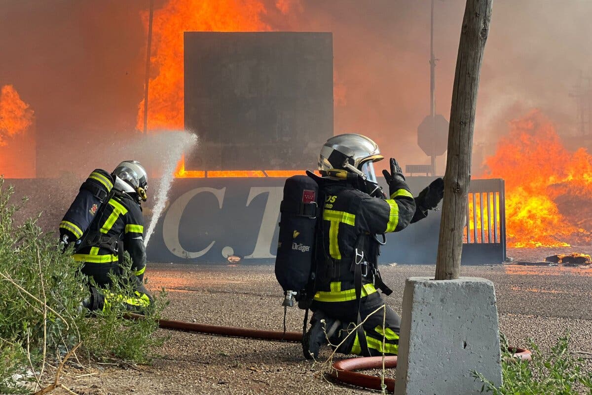 Gran incendio en una chatarrería de San Fernando de Henares
