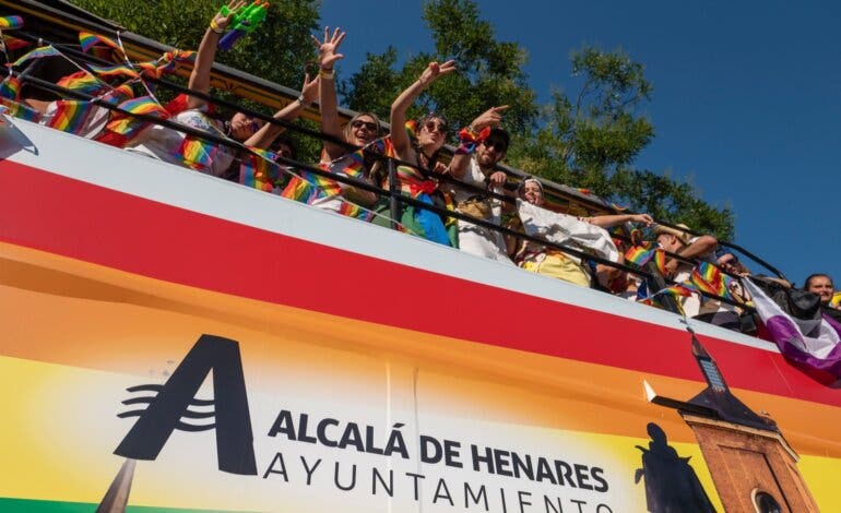 Alcalá de Henares se promociona como destino turístico LGTBI en la manifestación del Orgullo