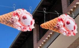 Flotadores flamencos, frutas y helados decoran el centro de Torrejón de Ardoz