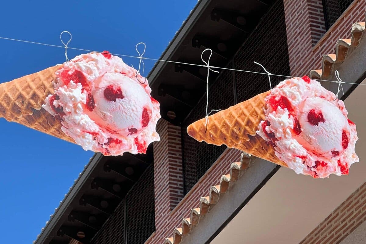 Flotadores flamencos, frutas y helados decoran el centro de Torrejón de Ardoz