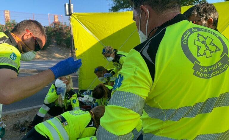 Un bebé de 22 meses muy grave tras ser atropellado por moto en Carabanchel
