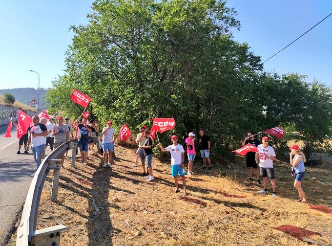 Huelga indefinida en Multicommerce Alcalá de Henares: «Llevamos sin cobrar desde febrero»