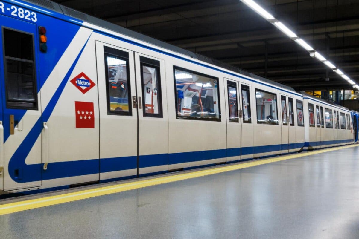 Un hombre cae a las vías del Metro de Madrid y es rescatado justo antes de que pasara el tren