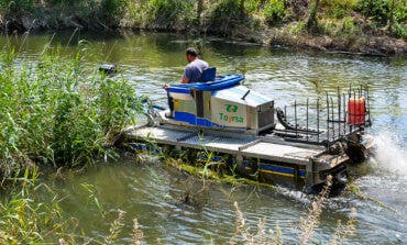 Torrejón de Ardoz continúa los trabajos contra los mosquitos y la mosca negra con el barco anfibio