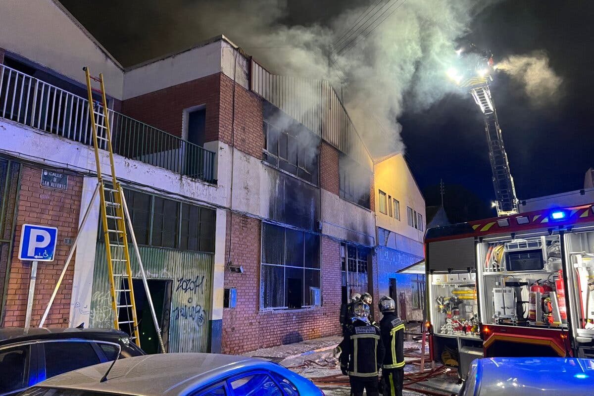 Dos muertos en el incendio de una nave industrial okupada en Torrejón Ardoz