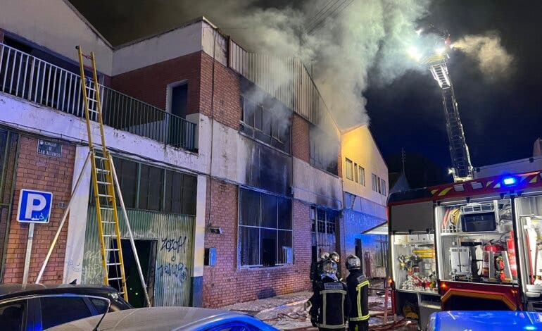 Dos muertos en el incendio de una nave industrial okupada en Torrejón Ardoz