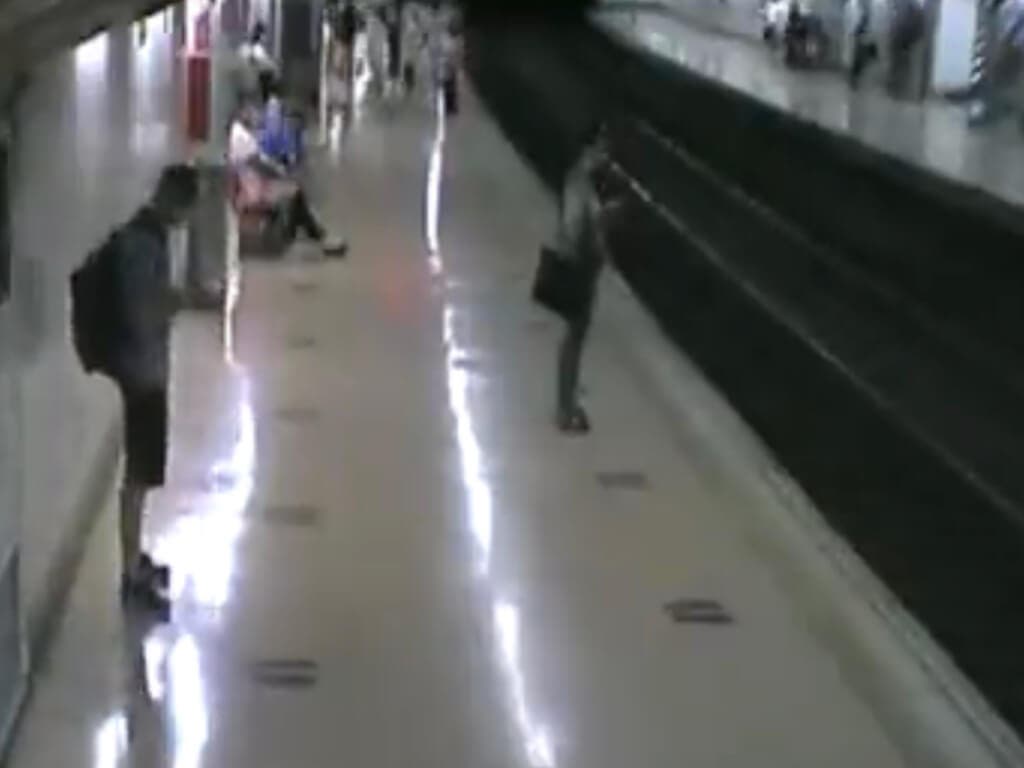 Salvado tras caer a las vías del Metro de Madrid y detenido por desórdenes públicos 