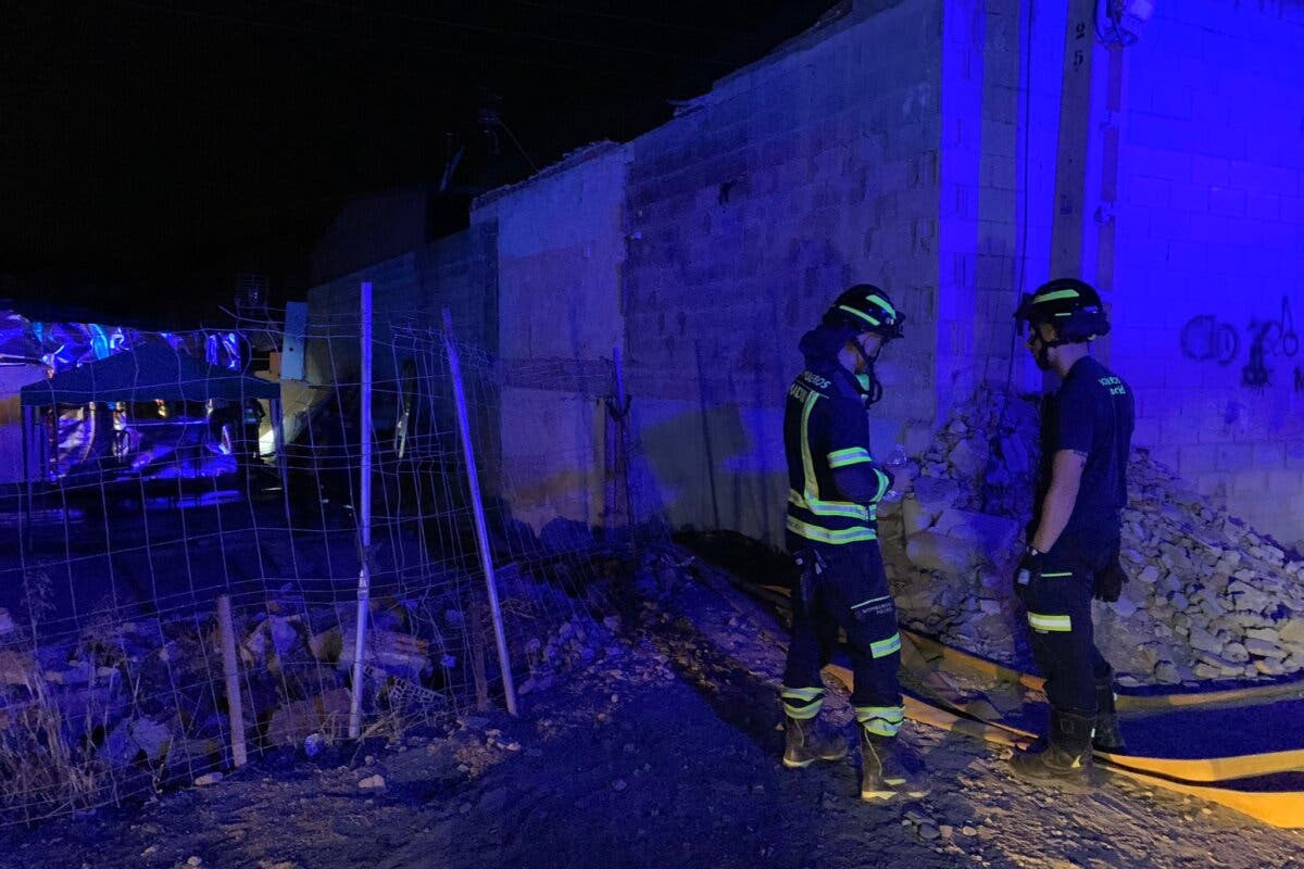 Los Bomberos controlan un incendio cerca de las chabolas de la Cañada Real