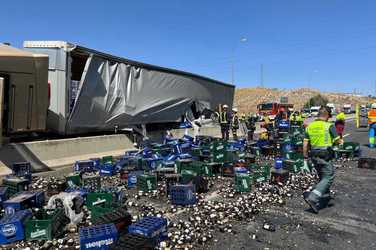 Un accidente en la A-4 deja un herido grave y cervezas esparcidas por la carretera 