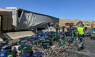 Un accidente en la A-4 deja un herido grave y cervezas esparcidas por la carretera 