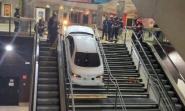 Queda atrapado con un coche robado en las escaleras del intercambiador de Plaza Elíptica
