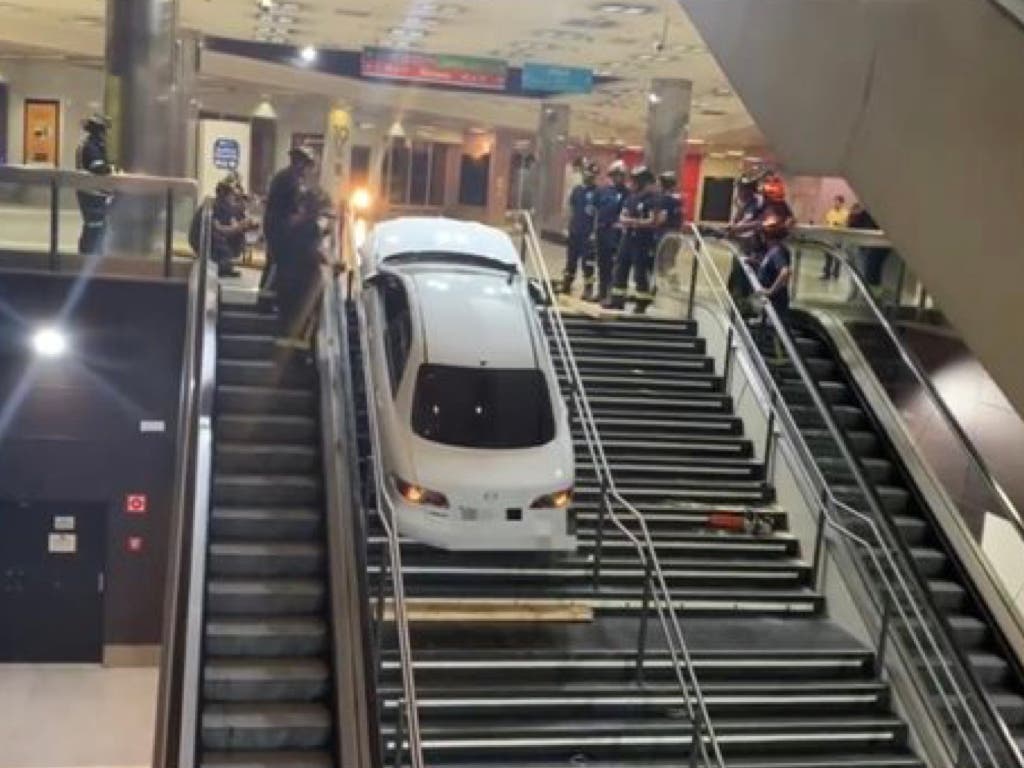 Queda atrapado con un coche robado en las escaleras del intercambiador de Plaza Elíptica